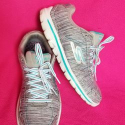 SKEACHERS GO WALK SIZE 9 WOMEN'S SHOES