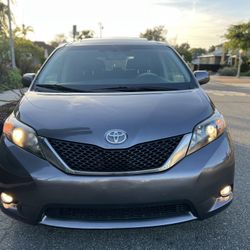2013 Toyota Sienna Sport 