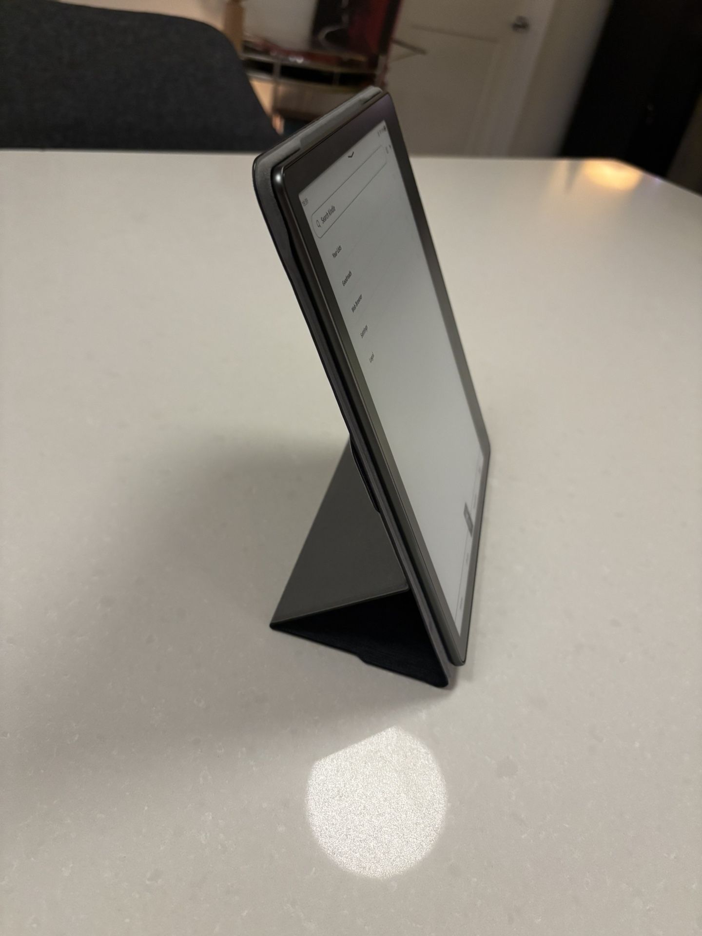 Kindle Scribe 16gb w/ Case, Pen, USB-C, Ad-Free Lockscreen