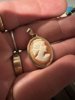 8k Gold Cameo