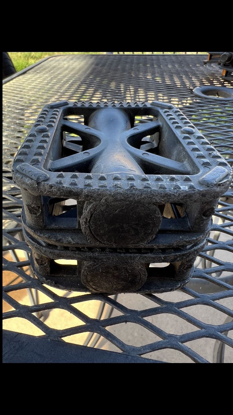 Pedals 1/2