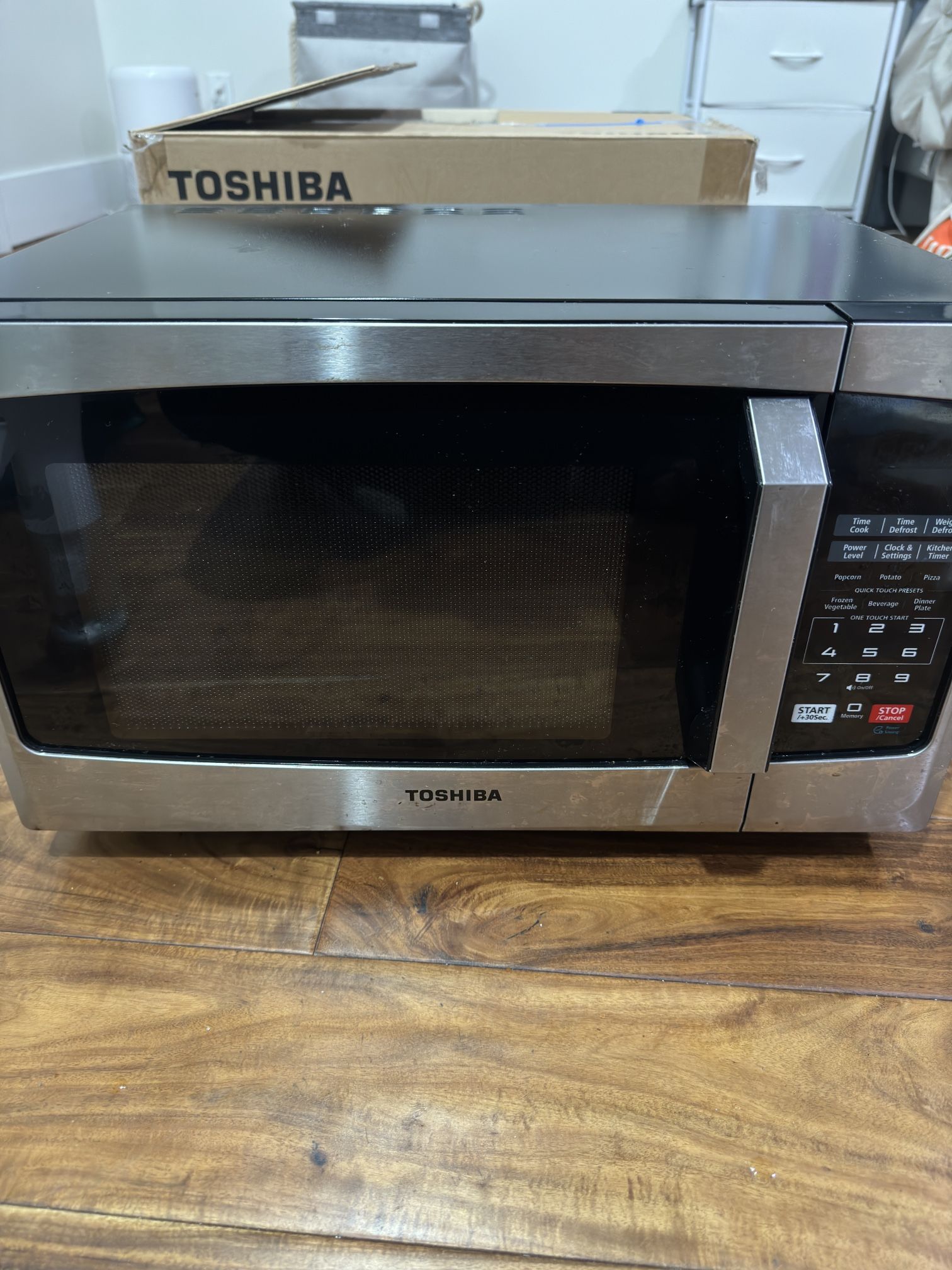 toshiba microwave 0.9CU FT -