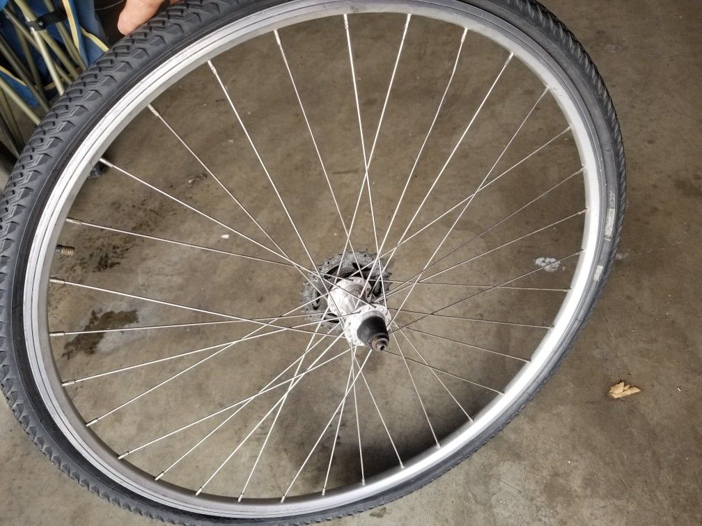 28 inch road bike wheel