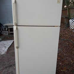 Gibson Top Freezer Refrigerator 
