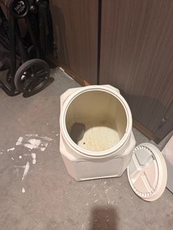 Pet food storage