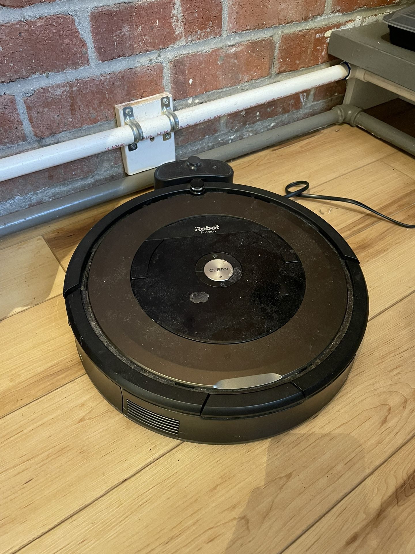 AVAILABLE 10/20 - used roomba