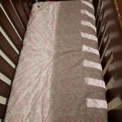 Vendo Cuna Excelentes Condiciones ... Detalles En Foto Es Lo Único Es Muy Grande 