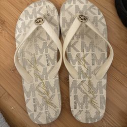 Sandals/flip Flops 