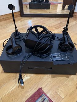 Oculus Rift - CV1 (VR Headset + Accessories)