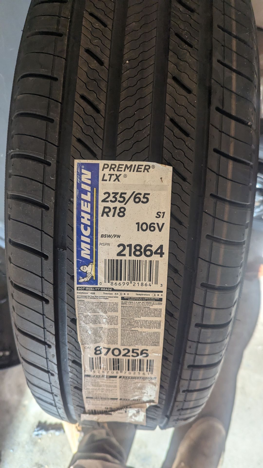 One tire 235/65/R18 Michelin