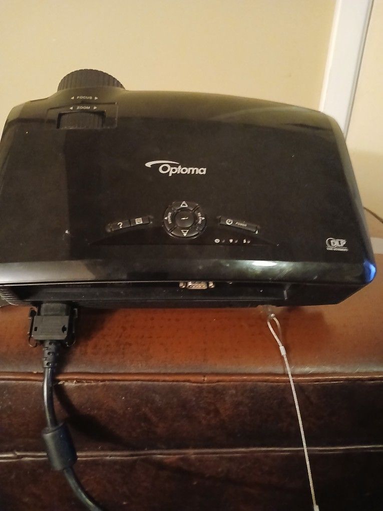 Optoma HD131xe Projector & Elite 102" Motorized Screen