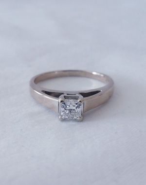 Photo .40 carat Vs1 clarity G color princess cut diamond engagement ring 14kwg retail price $1800 my price $450! Local pickup or I ship through OfferUp