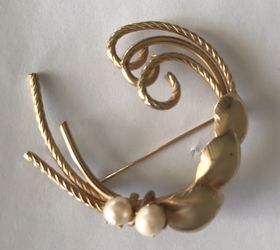 Gold Tone and genuine pearls Brooch/ Pin