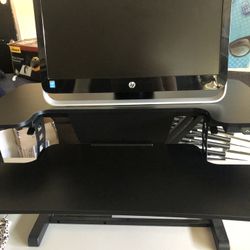 PC Pavilion 23 All In One PC and Adjustable Desk