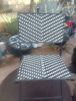 STYLE WELL BLACK AND WHITE FOLDING CHAIR