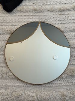 Round wall mirror 30” diameter (gold trim)