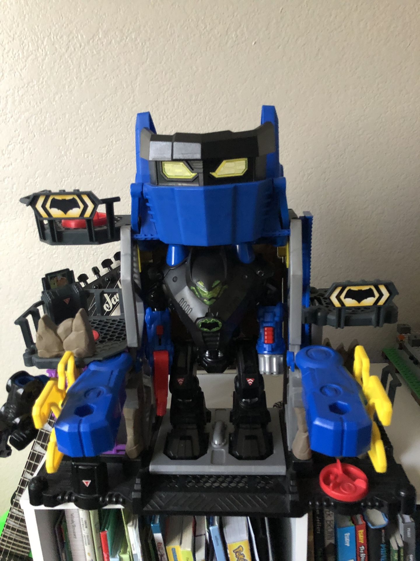 Imaginext robot Batman cave