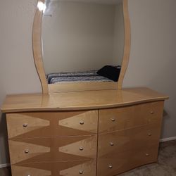 Dresser And 2 Night Stands ( Si Hablo Espanol)