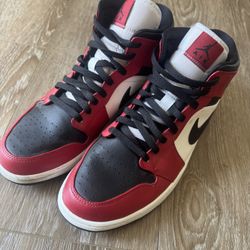 Jordan 1 Mid Chicago Bred Toe Size 12