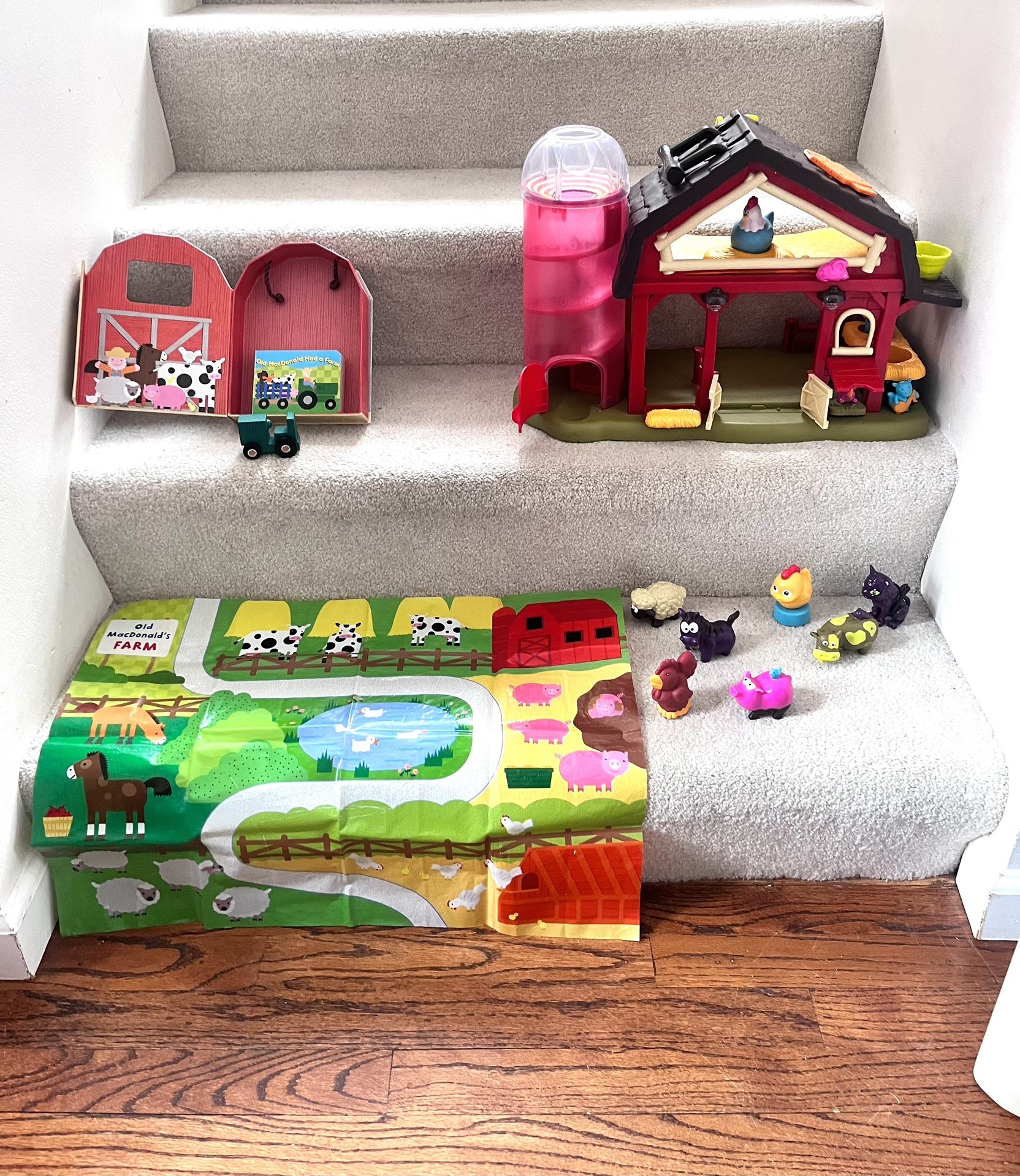 https://offerup.com/redirect/?o=Qi5Ub3lz Farm With Animals & Old McDonald Had A Farm Book Set ($25 For All)