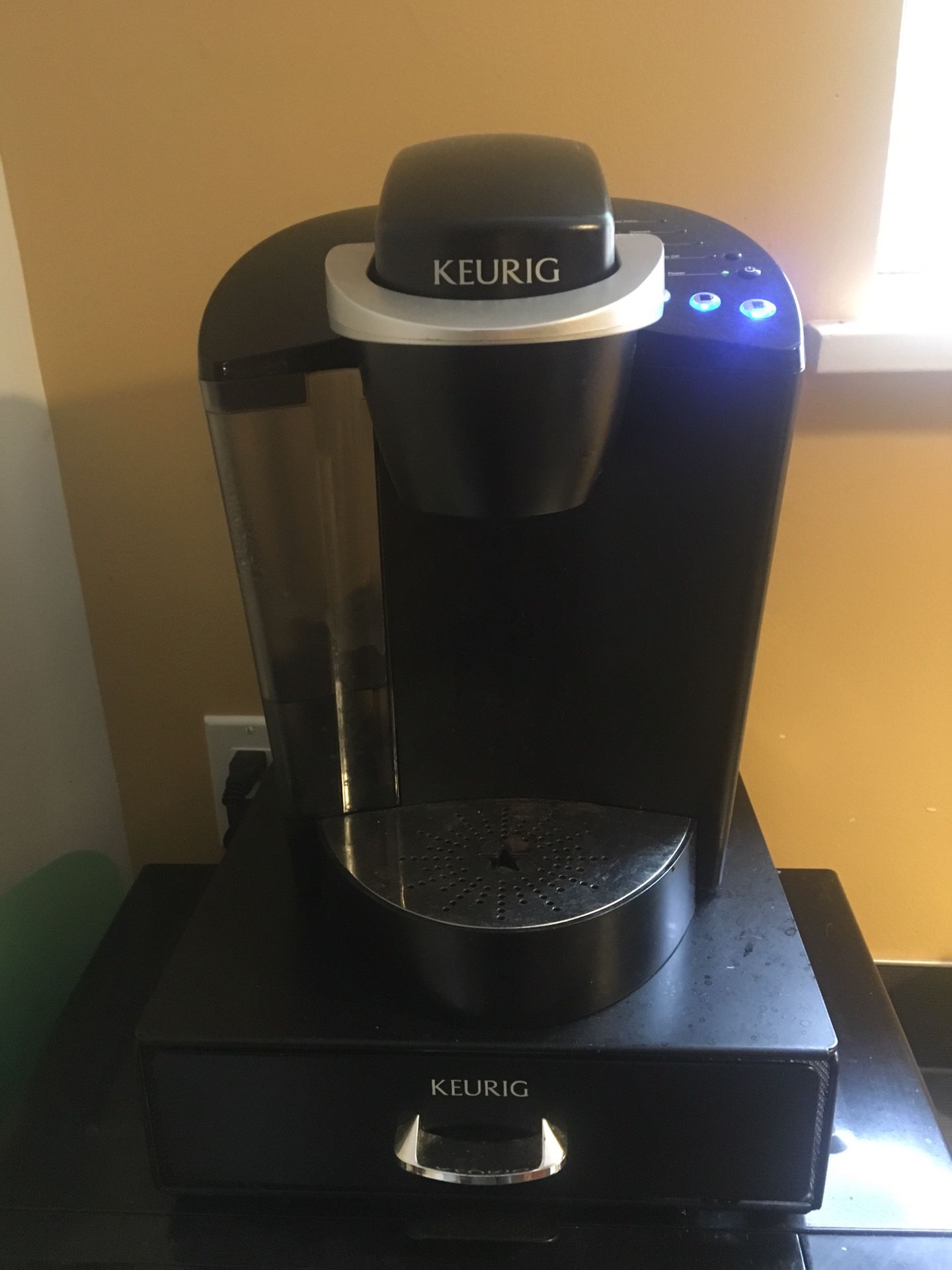 Like new Keurig coffee maker with stock tray and extra cartridges