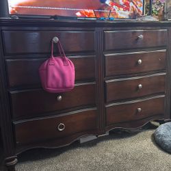 Dresser. 
