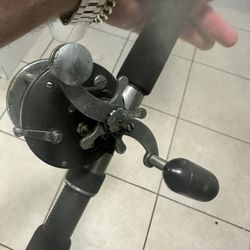 FISHING POLE WITH PENN REEL 9 LEVEL 