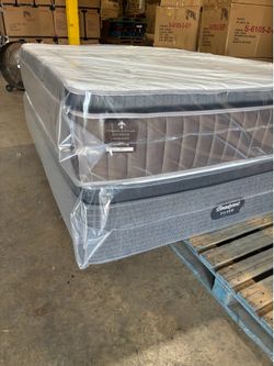 Name brand!! King pillowtop mattress and box spring new in plastic free delivery in Atlanta