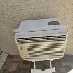 Ac Window Unit Works Great Blows Cold 5250 Btus 
