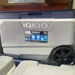 Igloo MaxCold 90-Quart Roller Cooler 