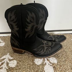 Woman’s black Western Cowboy Boots 