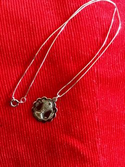 Sterling Silver necklace with round pendant / Scalloped shaped pendant 925 stamped