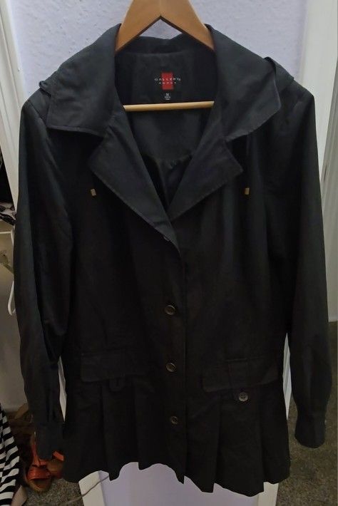 Gallery Woman Hoodie Jacket 1x

Like New