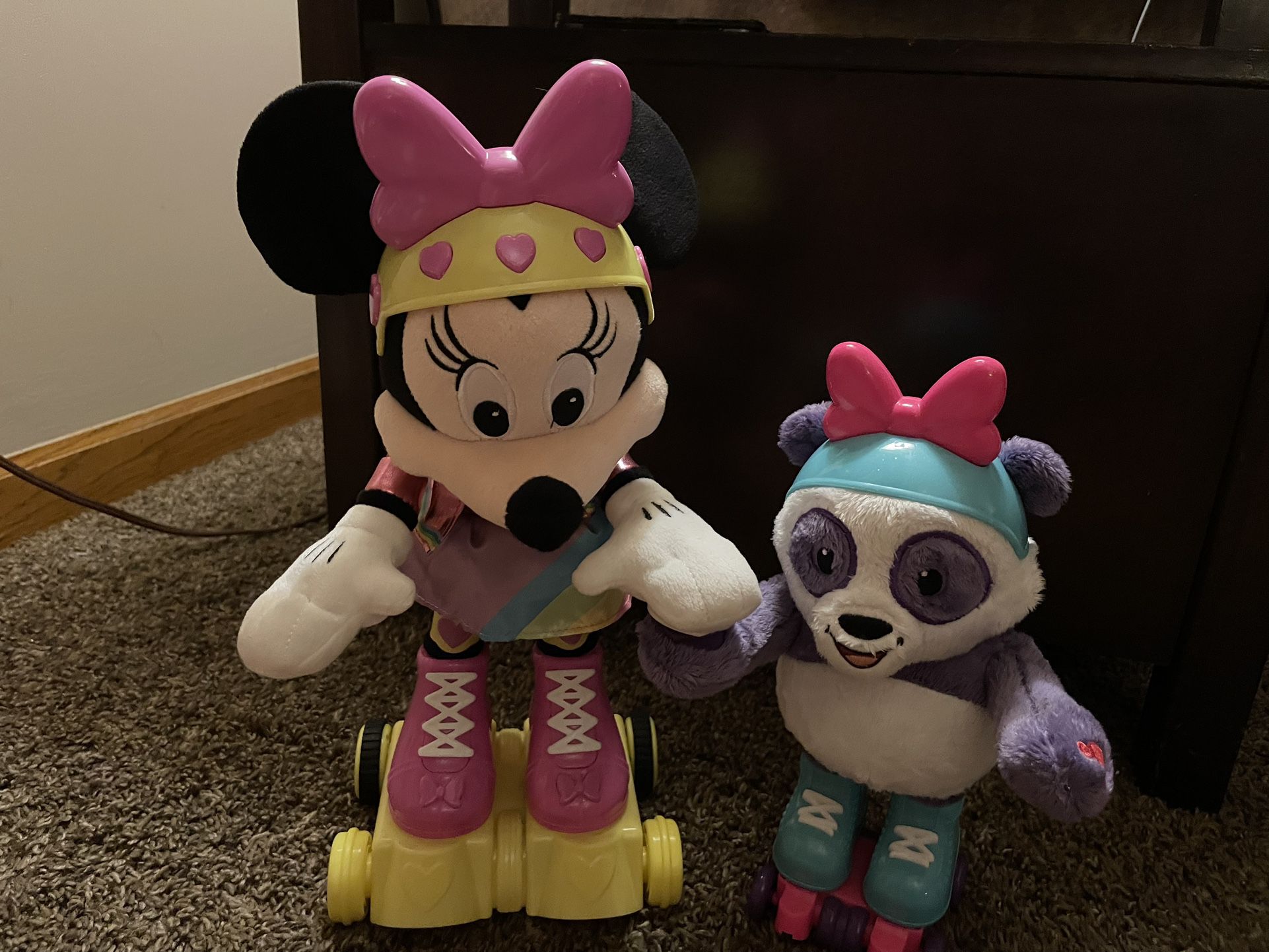 Minnie Mouse Jr And Friend Roller skating Friends 