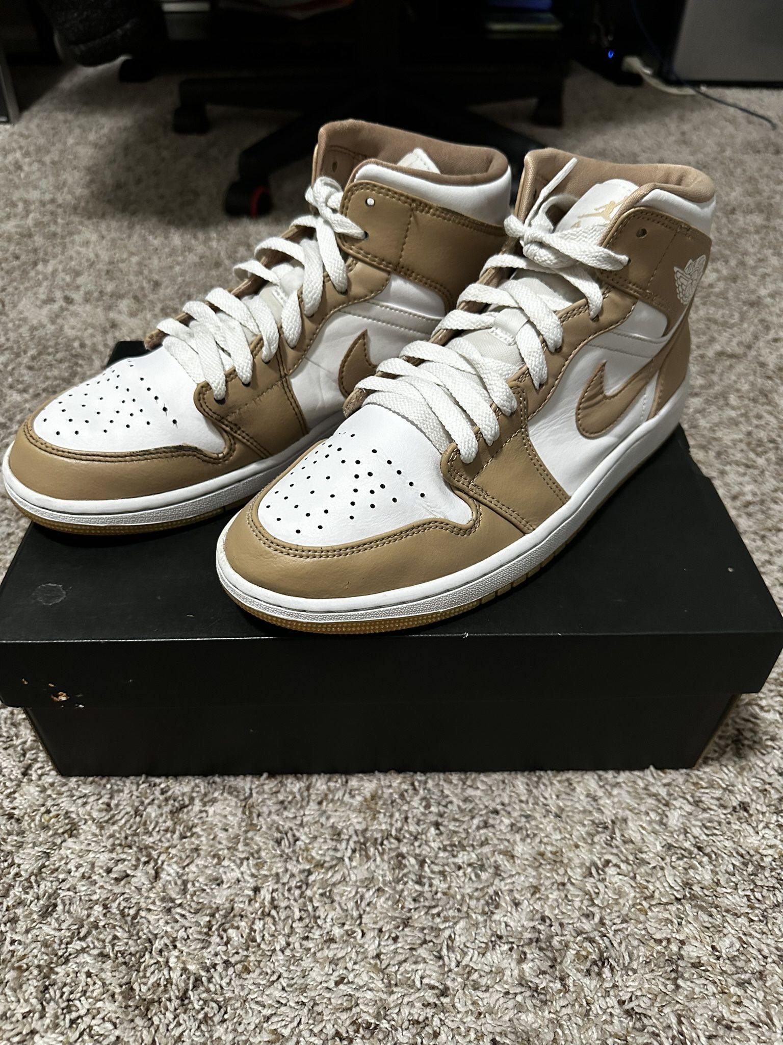 Nike Mid’ Tan Jordan 1