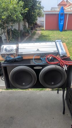 2  12" JLW7 1 Jl 1000/1 amp 1 epicenter sound stream 1 capacitator 10 farads 1 ground shaker doubñe ported box.