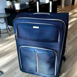 Large Samsonite Spinner 