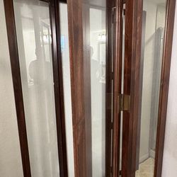 Display Case With 4 Adjustable Shelves
