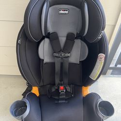 Chicco Fit4 4-in-1 Convertible Car Seat | Easiest All-in-One from Infant to Booster | 4 Years of Use - Carina