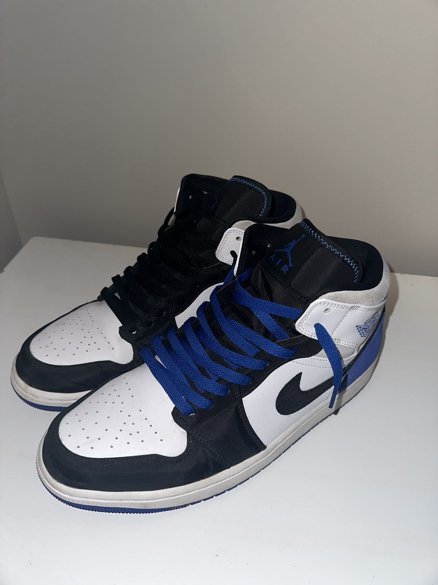 Jordan 1 Mid Royal Black Toe
