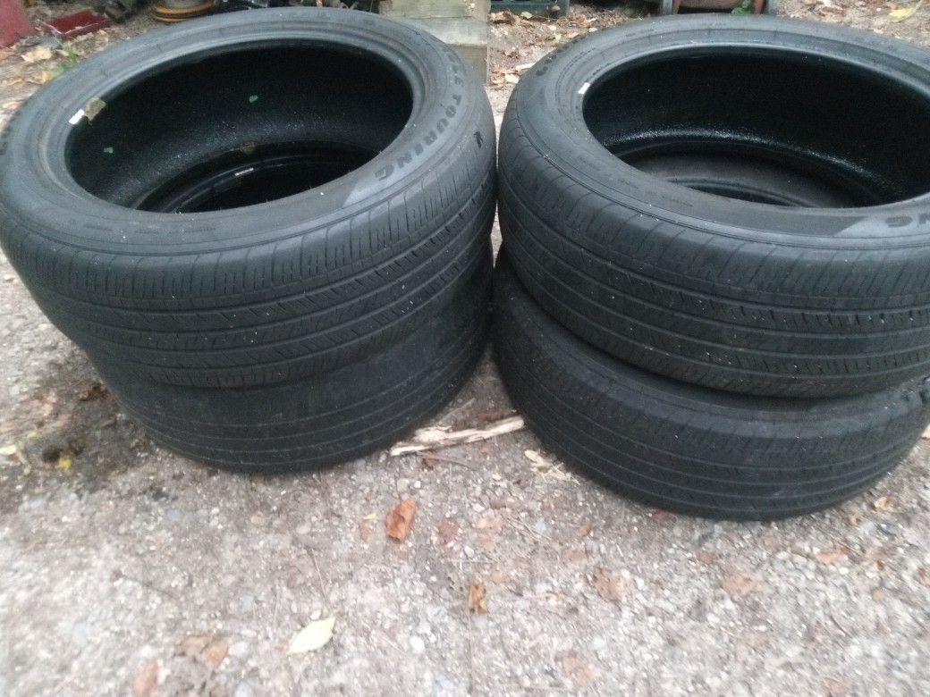Good Set Of Goodyear Eagles 235 55 20in Tires 50$