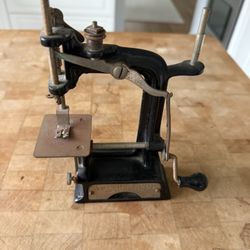 Antique 1901 Smith & Egge Little Comfort Cast Iron Sewing Machine