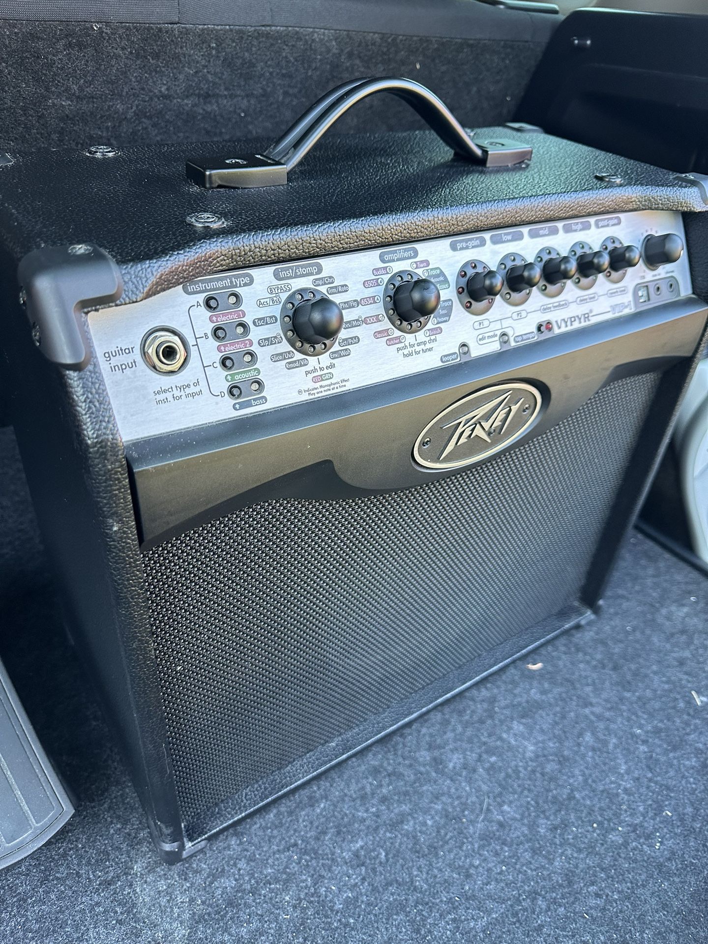 Peavey Vyper VIP 1 Combo Guitar Amp w/ Peavey Sanpera 1 Pedal