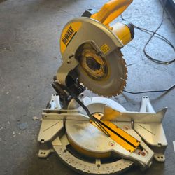 DEWALT 15 Amp Corded 10 in. Compound Single Bevel Miter Saw (MISSING THE SAW LOWER GUARD)