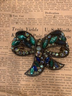 Vintage Emerald & Blue Rhinestone Bow Brooch – Aurora Borealis Crystals