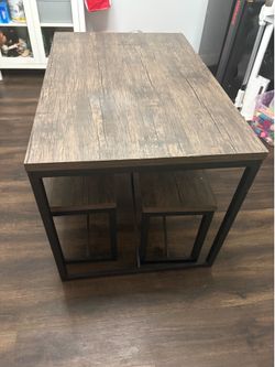 Dinning table in good condition