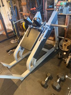 Hack Squat (Fray Fitness)