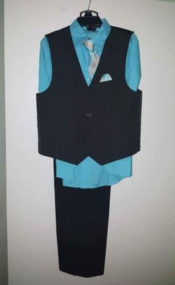 Boys 4 Pieces Suit Size 7  Used In Excellent Condition 