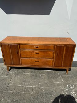 Gorgeous Mcm Lane walnut credenza / dresser