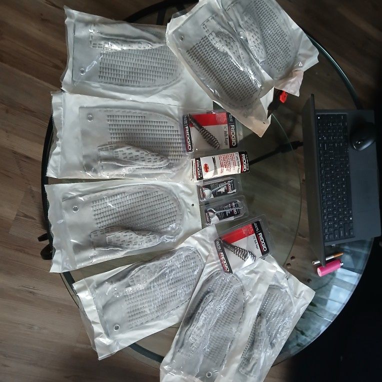 4 Pairs Of Redding Gloves And Rod Connectors 